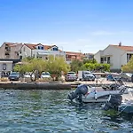 1 Bedroom Pet Friendly In *