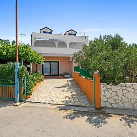 1 Bedroom Pet Friendly In *