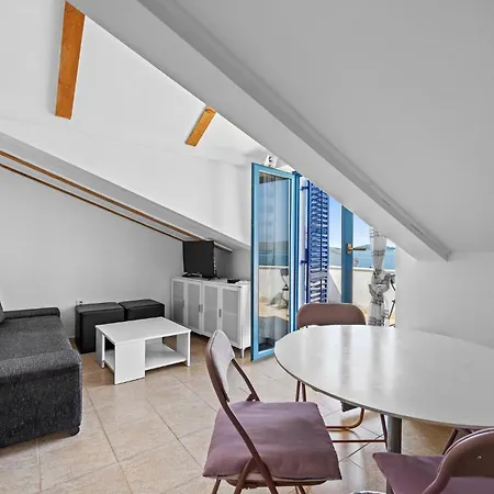 1 Bedroom Lovely In Apartment