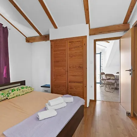 1 Bedroom Lovely In Apartment *